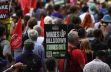 Βρετανοί διαδηλώνουν για την ακρίβεια