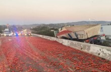 Ντομάτες στο οδόστρωμα αυτοκινητόδρομου στην Καλιφόρνια