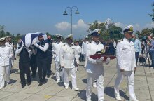 Άγημα του Πολεμικού Ναυτικού γύρω από το φέρετρο της 19χρονης Θάλειας Κορδαμπάλου