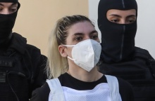 Η Ρούλα Πισπιρίγκου με μάσκα και αλεξίσφαιρο κατά τη μεταφορά της στον εισαγγελέα