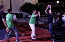 Ο Νίκος Ανδρουλάκης παίζει μπάσκετ