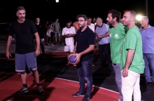 Ο Νίκος Ανδρουλάκης στη μέση της φωτογραφίας κρατά στα χέρια του μπάλα μπάσκετ