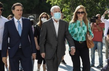 Ο Πέτρος Φιλιππίδης προσέρχεται φορώντας μάσκα μαζί με τους δικηγόρους του στο δικαστήριο
