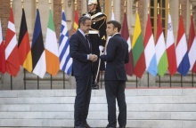Ο Κυριάκος Μητσοτάκης και ο Εμανουέλ Μακρόν συνομιλούν στο Ελιζέ