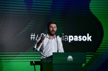 Ο Νίκος Ανδρουλάκης στο βήμα ομιλίας