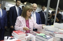 Η Κατερίνα Σακελλαροπούλου κοιτά βιβλία σε περίπτερο της 50ης έκθεσης βιβλίου στο Ζάππειο