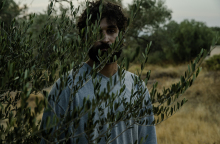 «Αντρέι: Ρέκβιεμ σε οκτώ σκηνές»: η νέα παράσταση ήχου της Δήμητρας Τρυπάνη έρχεται στην ΕΛΣ