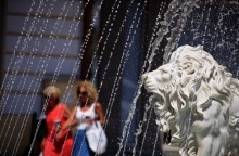 Πολίτες πίσω από τα νερά σιντριβανιού