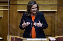 Η Ντόρα Μπακογιάννη στο βήμα της Βουλής