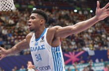 Ο Γιάννης Αντετοκούνμπο στο ματς της Εθνικής Ελλάδος με την Ουκρανία