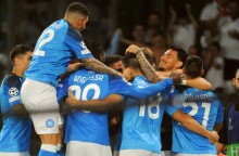 Οι παίκτες της Νάπολι πανηγυρίζουν τη νίκη επί της Λίβερπουλ