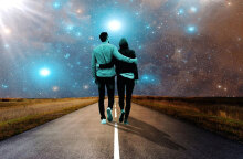 Ζευγάρι που περπατάει στον δρόμο