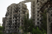 Ρωσο-ουκρανικός πόλεμος: Κατεστραμένη πολυκατοικία στη Μαριούπολη