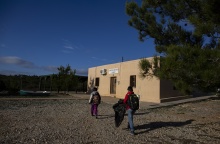 Τα δύο αδέλφια σε φωτογραφία από το παρελθόν πηγαίνουν με τις σάκες στην πλάτη στο σχολείο της Γαύδου