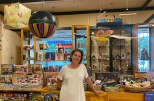 Η Μαρίνα Δαμίγου, συνιδιοκτήτρια του παλαιότερου παιχνιδάδικου στην Ελλάδα «Δαμίγος» 