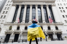 Ουκρανία - Πολίτης που φορά στην πλάτη του την ουκρανική σημαία