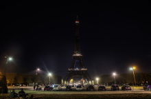 Ο Πύργος του Άιφελ βυθισμένος στο σκοτάδι