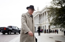 Ο Κένεθ Σταρ με το καπέλο του εισέρχεται στο Καπιτώλιο