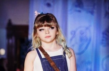 H Noella McHaker περπατά στην πασαρέλα