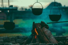 Φωτιά όπου βράζει φαγητό στη φύση