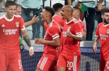 Οι παίκτες της Μπενφίκα πανηγυρίζουν τη νίκη επί της Γιουβέντους