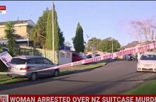 Αστυνομία έξω από το σπίτι της 42χρονος που συνελήφθη για τη δολοφονία δύο παιδιών