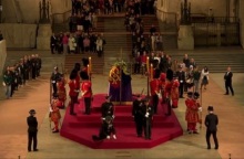 Φρουρός λιποθυμά μπροστά από το φέρετρο της βασίλισσας Ελισάβετ