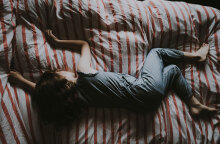 Κοριτσάκι που κοιμάται σε κρεβάτι