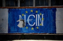 Οι δύο πλευρές της εφαρμογής των μνημονίων στην Ελλάδα και οι δύο στρατηγικές για το μέλλον της ελληνικής οικονομίας.