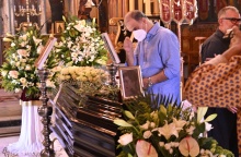 Το φέρετρο της Ειρήνης Παπά στον ιερό ναό όπου τελείται η εξόδιος ακολουθία