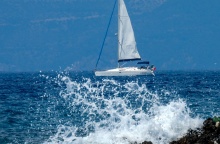 Καιρός: Ιστιοφόρο πίσω από εικόνα με κύμα της θάλασσας να σκάει στη στεριά