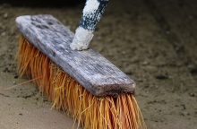 Συνελήφθη γυναίκα στη Νάξο επειδή χτύπησε με σκουπόξυλο τον σύζυγό της