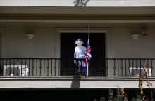 Ομοίωμα της βασίλισσας Ελισάβετ σε μπαλκόνι της Αθήνας