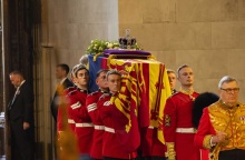 Βασιλικοί φρουροί κρατούν το φέρετρο της βασίλισσας Ελισάβετ