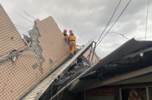 Σεισμός στην Ταϊβάν: Διασώστες στα συντρίμμια