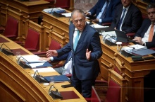Ο υπουργός Προστασίας του Πολίτη, Τάκης Θεοδωρικάκος, στο βήμα της Βουλής