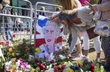 Ζωγραφιά με τη βασίλισσα Ελισάβετ ανάμεσα σε λουλούδια