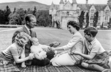 Η βασίλισσα Ελισάβετ και ο πρίγκιπας Φίλιππος με τα τρία μικρότερα παιδιά τους το 1970