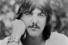 Gram Parsons: Η ζωή και το έργο του θρυλικού μουσικού της country rock