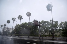 Ο τυφώνας Nanmadol πλήττει την Ιαπωνία: Εννέα εκατομμύρια κάτοικοι εκτοπισμένοι, δύο νεκροί, ενώ τουλάχιστον στους ενενήντα ανέρχονται οι τραυματίες. Βίντεο - ντοκουμέντα καταγράφουν το σαρωτικό του πέρασμα. 