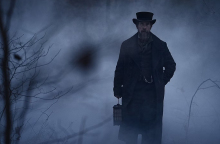 Ο Κρίστιαν Μπέιλ στον ρόλο του Ογκάστους Λάντορ στην ταινία «Βλέμμα από γαλάζιο»