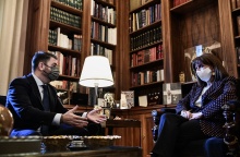 Η Πρόεδρος της Δημοκρατίας, Κατερίνα Σακελλαροπούλου, και ο Νίκος Ανδρουλάκης στο Προεδρικό Μέγαρο