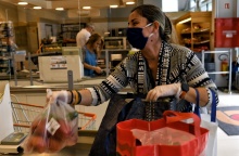 Γυναίκα με καλάθι αγορών σε σούπερ μάρκετ