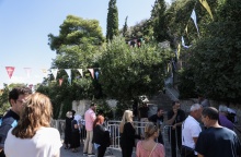 Πολίτες στα σκαλιά των Αγίων Ισιδώρων του Λυκαβηττού