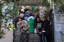 Άγιοι Ισίδωροι Λυκαβηττού πολίτες στην είσοδο του ναού