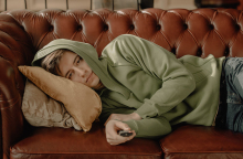 Άντρας στον καναπέ, βλέπει τηλεόραση