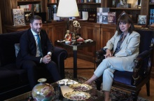 Ο Νίκος Ανδρουλάκης και η Κατερίνα Σακελλαροπούλου κατά τη διάρκεια της συνάντησής τους