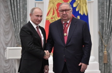 Άλισερ Ουσμάνοφ: Ο 69χρονος Ρώσος δισεκατομμυριούχος που συνδέεται με τον πρόεδρο Πούτιν είναι ύποπτος για φοροδιαφυγή. 