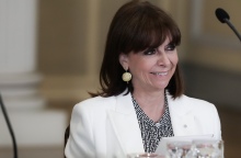 Κατερίνα Σακελλαροπούλου: Στο πλαίσιο της επίσκεψής της στη Σύρο, η Πρόεδρος της Δημοκρατίας ανακηρύχθηκε επίτιμη δημότης του νησιού. 