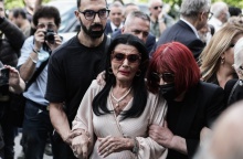 Η Ζωζώ Σαπουτζάκη στην κηδεία της Μάρθας Καραγιάννη